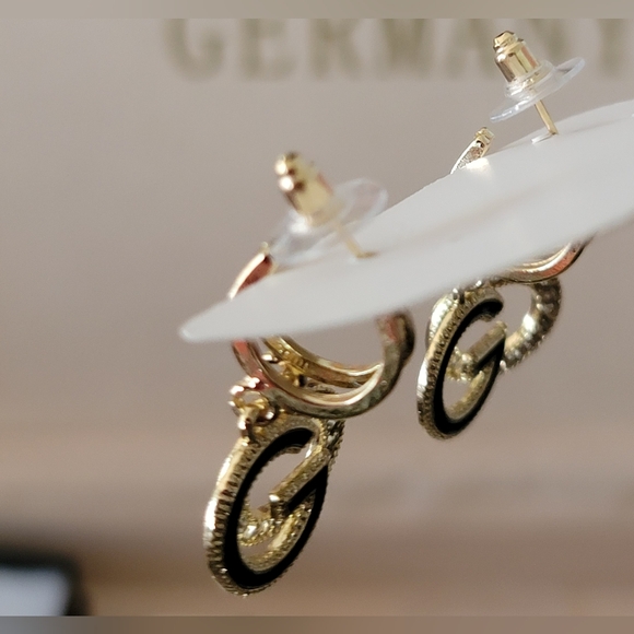 DOUBLE G LETTER EARRINGS. - Picture 7 of 10